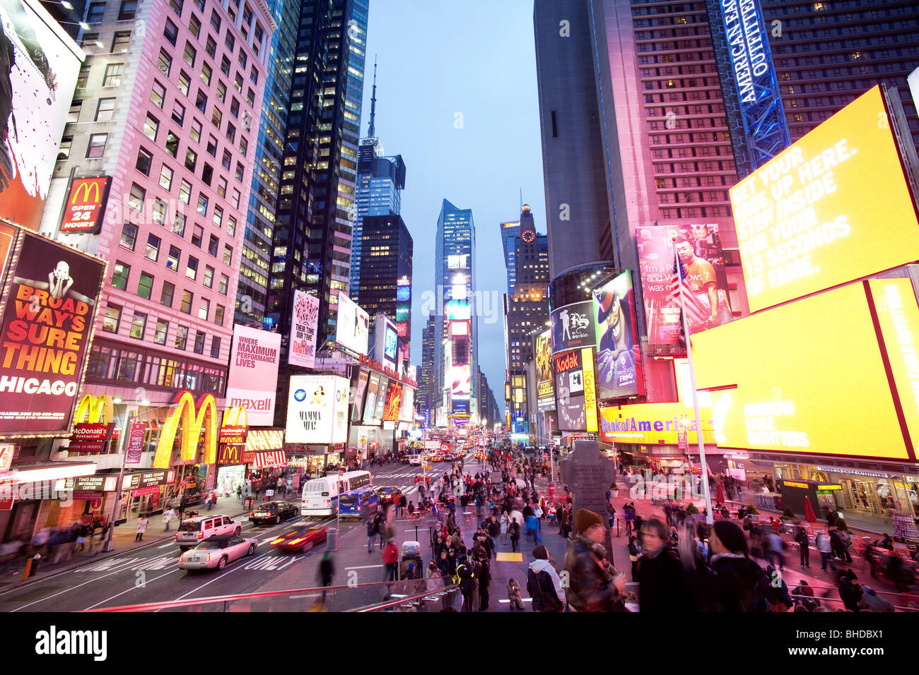 Times Square gesehen in der Abenddämmerung Stockfoto