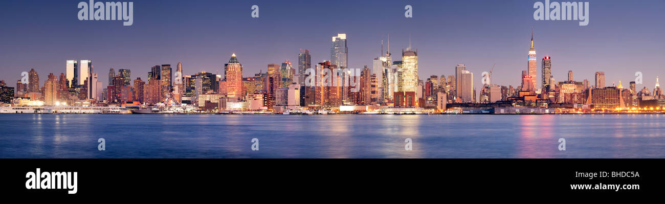 Skyline von New York sehen in der Dämmerung aus New Jersey Stockfoto