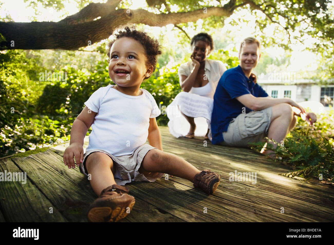 Multi-ethnischen Familie Garten genießen Stockfoto