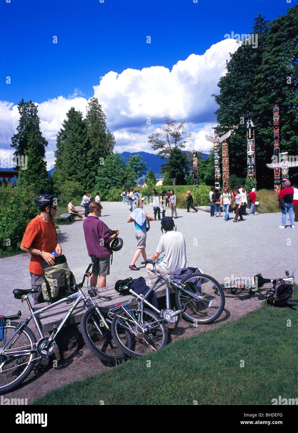 Totempfähle der Stanley Park, Vancouver, BC, Britisch-Kolumbien, Kanada - Touristen in Brockton Point Totems, Sommer Stockfoto
