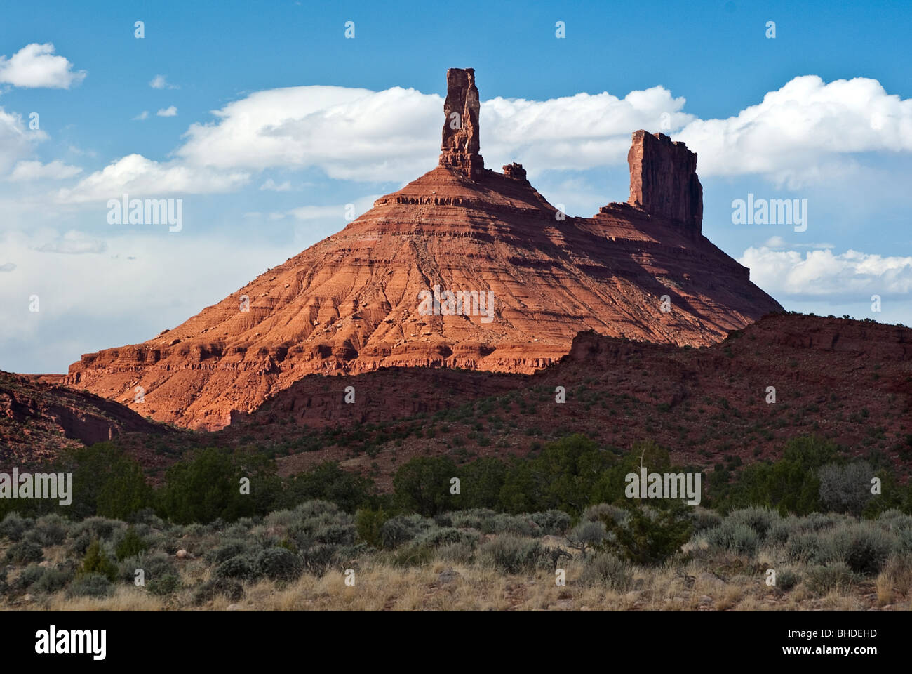 USA, Utah, Moab. Castleton Tower und Priester und nium Butte in der Nähe von Castle Valley Community. Stockfoto