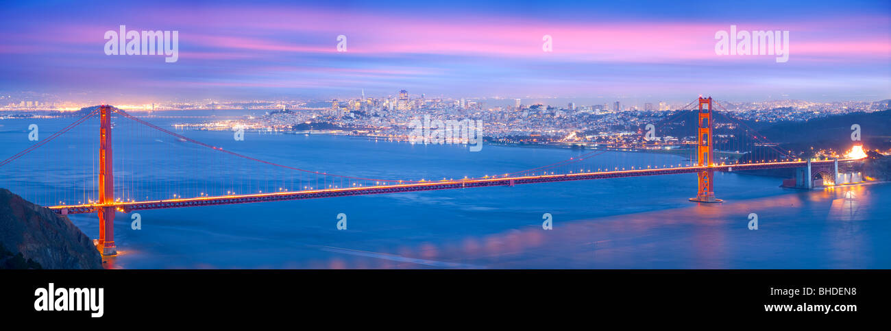 Golden Gate Bridge und die Skyline von San Francisco angesehen in der Abenddämmerung Stockfoto