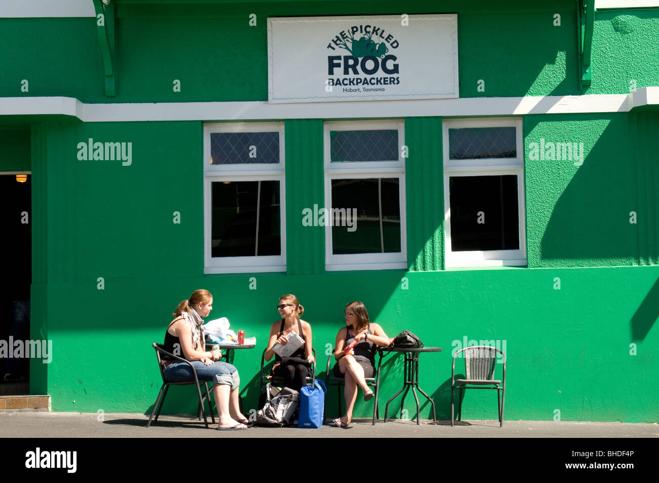 Junge Reisende entspannende außerhalb ein Backpacker-Hostel, Hobart, Tasmanien, Australien Stockfoto