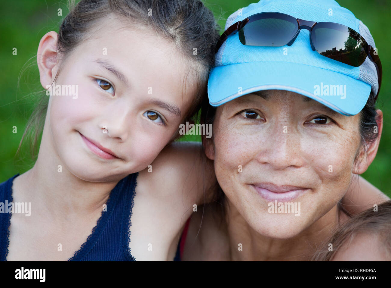 Japanische Mutter und Tochter lächelnd Stockfoto