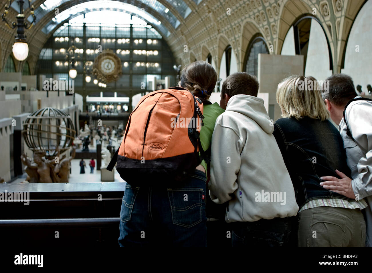 Paris, France - Group Tourist Family, Teens, People From Behind, on Holiday Looking over Balcony Visiting Inside of Orsay Museum, "Musée d’Orsay" teenagers visit museum Stockfoto