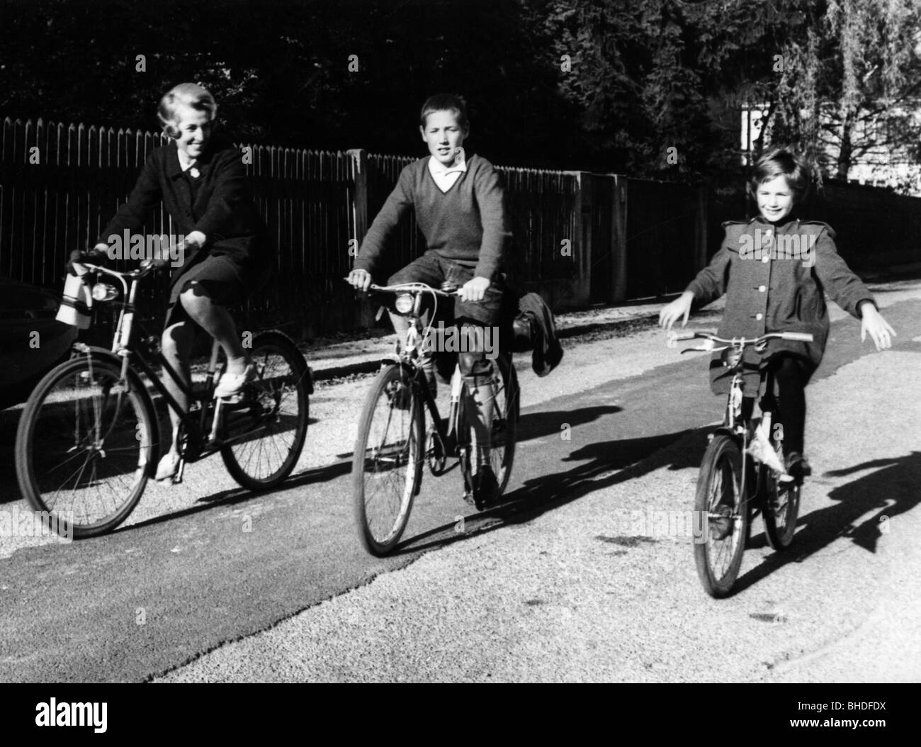 Hamm-Bruecher, Hildegard, * 11. 5.1921 Deutsche Politikerin (FDP), halbe Länge, mit ihren Kindern Florian und Verena auf einer Radtour, 1960er Jahre, Stockfoto