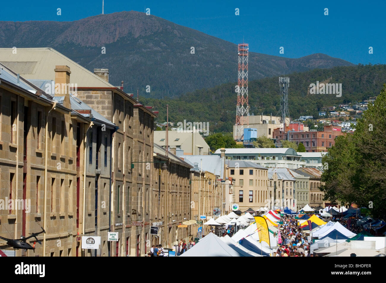 kunanyi/Mount Wellington mit Blick auf den Salamanca Market, Hobart, Tasmanien, Australien Stockfoto