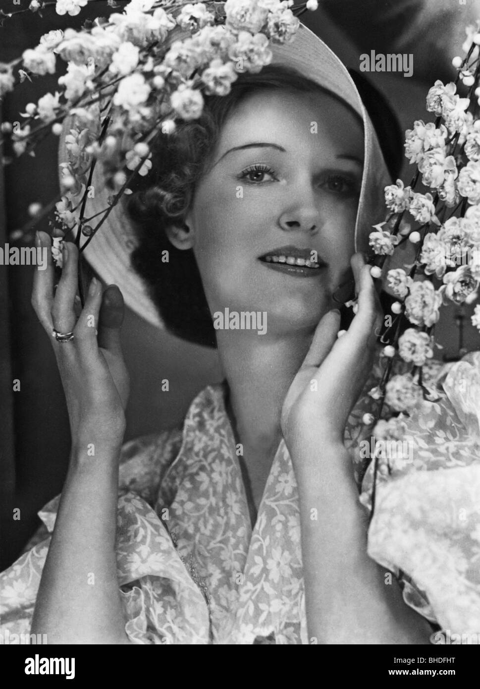 Menschen, Frauen, 1900 - 1930, junge Frau, Porträt, Postkarte, ca. 1940, 20. Jahrhundert, 1930er Jahre, Hut, Hüte, Lächeln, Lächeln, Lächeln, Blüte, Blüte, Blüte, Frühling, Frühling, Frühling, 30er Jahre, Frau, Frauen, Postkarte, Bildkarte, historische, historische Postkarte, Frau, Frau, Frau, Frau, Frauen, Menschen, Stockfoto