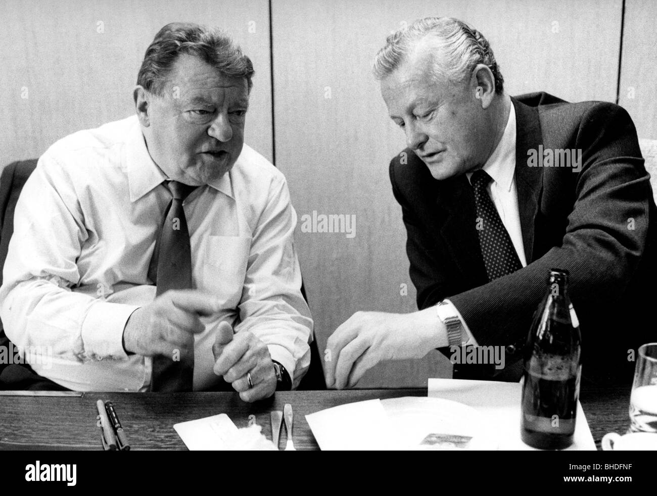 Strauß, Franz Josef, 6.9.15 - 3.10.1988, deutscher Politiker (CSU), Regierungspräsident von Bayern 1978 - 1988, mit Max Streibl, CSU-Sitzung im Präsidium, 1987, Stockfoto