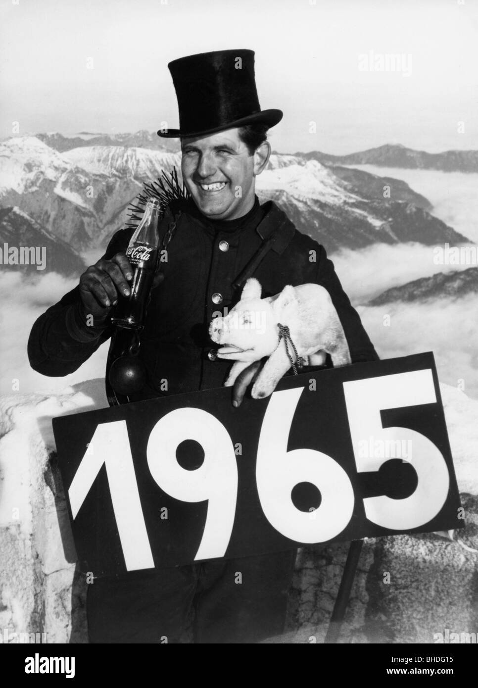 Festlichkeit, Neujahr, Symbolbild, Kaminfeger mit Schwein als Symbol für Glück und Zeichen "1965", Stockfoto