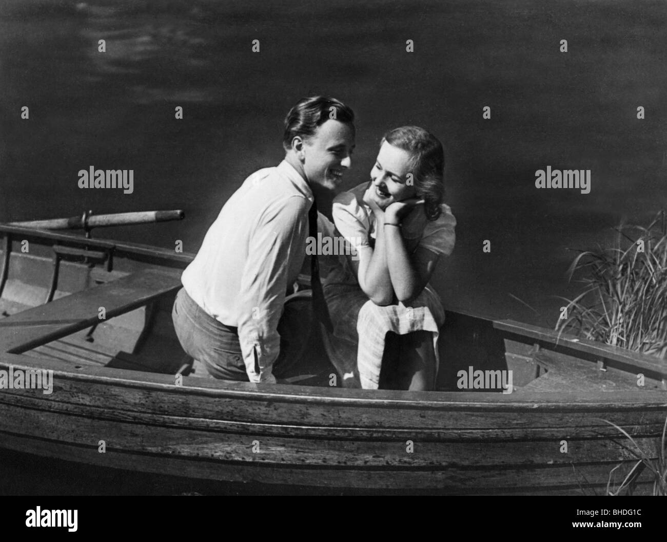 Menschen, Paare, Liebhaber, junges Paar in einem Ruderboot, ca. 1940, Stockfoto