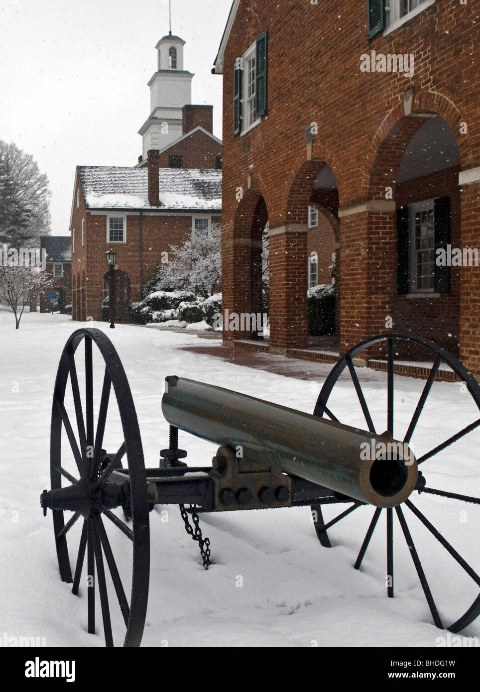 Die alten Fairfax County Virginia Courthouse im Schnee mit einer Kanone im Vordergrund. Stockfoto