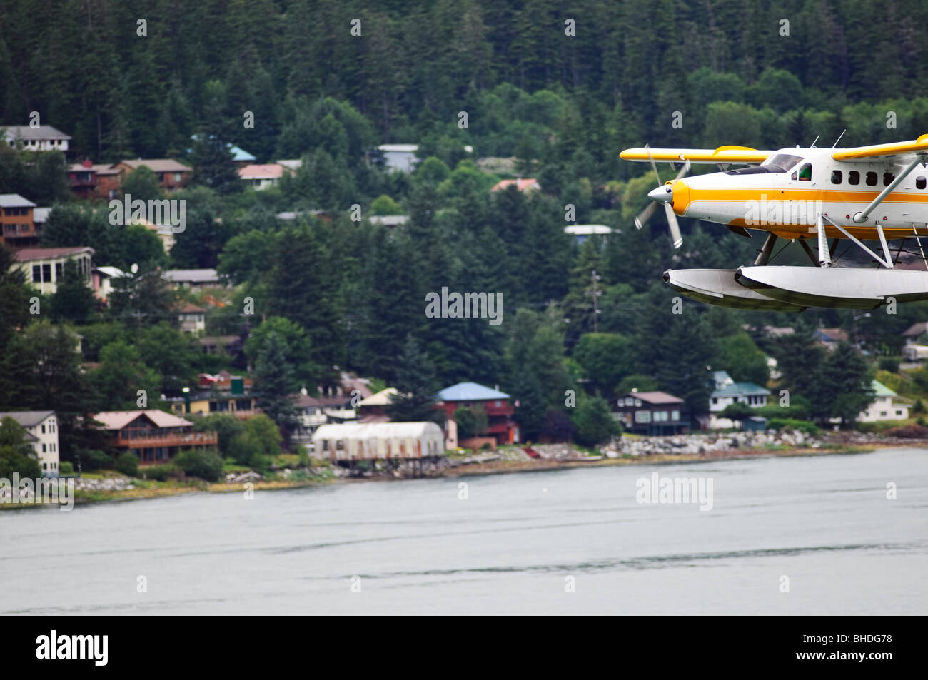 Juneau, Alaska, ein Sightseeing-Flugzeug Landung im Gastineau Channel. Stockfoto