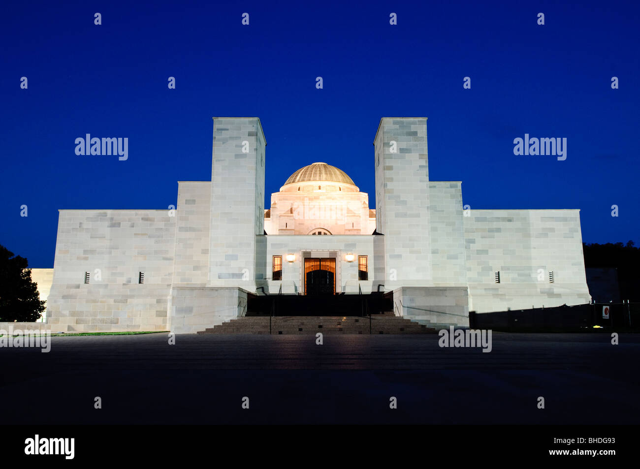 CANBERRA, Australien – das Australian war Memorial in Canberra, ACT, beleuchtet bei Nacht. Dieses Nationaldenkmal erinnert an die militärischen Opfer, die Australier in verschiedenen Konflikten im Laufe der Geschichte gebracht haben. Die Gedenkstätte ist eine Hommage an diejenigen, die zur Verteidigung ihres Landes dienten und starben. Stockfoto