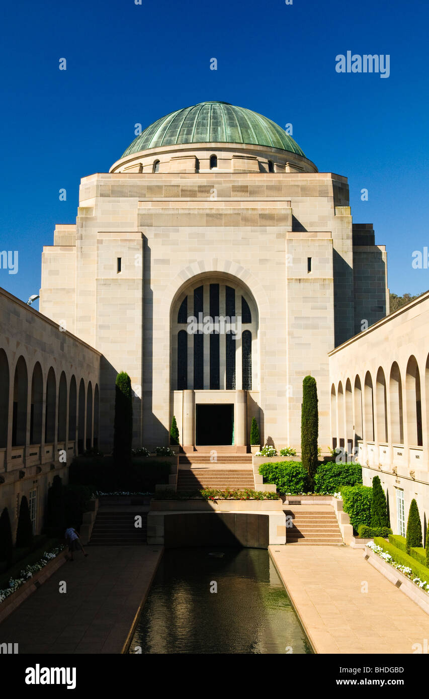 CANBERRA, Australien - Grabmal des Unkrähen Soldaten am Australian war Memorial in Canberra, ACT, Australien das Australian war Memorial in Canberra ist ein nationales Denkmal, das den militärischen Opfern der Australier in verschiedenen Konflikten der Geschichte gedenkt. Stockfoto