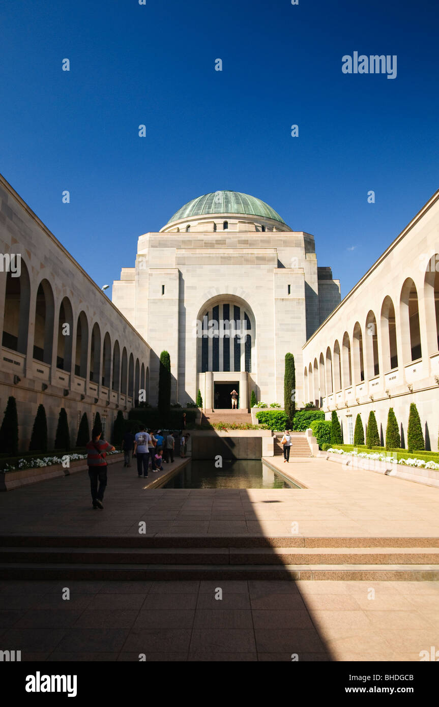 CANBERRA, Australien - Grabmal des Unkrähen Soldaten am Australian war Memorial in Canberra, ACT, Australien das Australian war Memorial in Canberra ist ein nationales Denkmal, das den militärischen Opfern der Australier in verschiedenen Konflikten der Geschichte gedenkt. Stockfoto