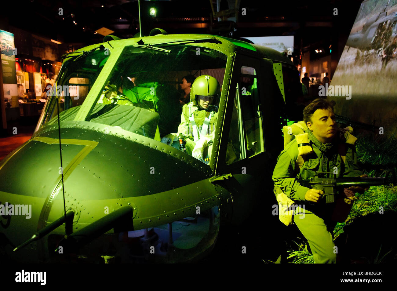 Vietnam war Helicopter Australian war Memorial Canberra Australien // CANBERRA, Australien — Ein Hubschrauber aus der Zeit des Vietnamkriegs wird am Australian war Memorial in Canberra, Australian Capital Territory, ausgestellt. Das Australian war Memorial wurde 1941 gegründet und ist Australiens Nationaldenkmal für die Opfer von Australiern, die in allen Kriegen, Konflikten und Friedensmissionen gedient und gestorben sind. Das umfassende Museum beherbergt umfangreiche militärische Sammlungen, darunter Flugzeuge, Fahrzeuge und Artefakte aus der australischen Militärgeschichte, wobei der Schwerpunkt auf die Involvität des Landes liegt Stockfoto