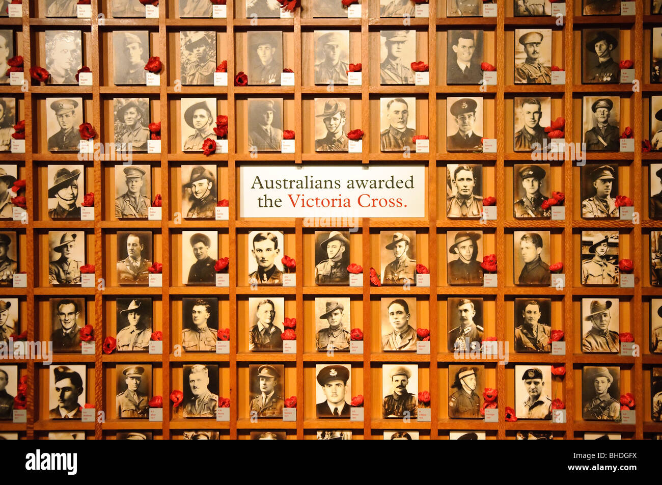 Australian war Memorial Victoria Cross Display Canberra // CANBERRA, Australien — Eine Schautafel am Australian war Memorial ehrt die Empfänger des Victoria Cross, Australiens höchste militärische Auszeichnung für Tapferkeit gegenüber dem Feind. Das im Australian Capital Territory (ACT) gelegene Denkmal erinnert an den Dienst und die Opfer des australischen Militärs in Konflikten im Laufe der Geschichte. Das 1941 gegründete umfassende Denkmal umfasst einen Schrein, ein Museum und ein umfangreiches Archiv, das dem Erhalt des militärischen Erbes Australiens gewidmet ist. Stockfoto