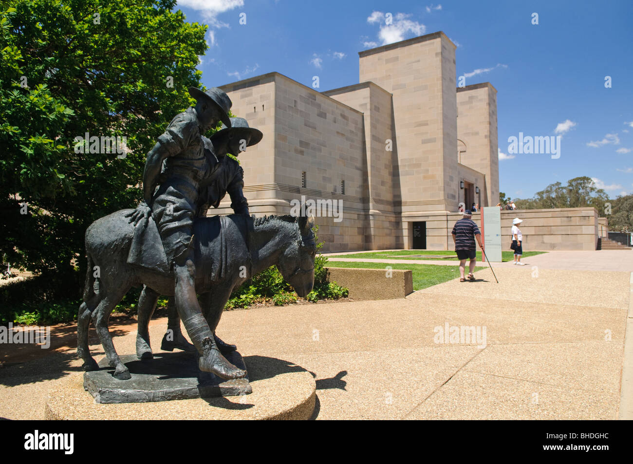 CANBERRA, Australien - Statue von Simpson und sein Esel an der Australian War Memorial in Canberra, Australian Capital Territory, Australien. John (Jack) Simpson Kirkpatrick (6. Juli 1892. - 19. Mai 1915 im Alter von 23) war eine Bahre Träger mit der Australischen und Neuseeländischen Armee Korps in der Schlacht von Gallipoli im Ersten Weltkrieg Nach der Landung am Anzac Cove am 25. April 1915, erhielt er einen Esel, und begann, die verwundeten britischen Empire Soldaten von der Front zum Strand, für die Evakuierung. Er setzte diese Arbeit für dreieinhalb Wochen, oft unter Feuer, bis er getötet wurde. Simpson und sein Esel sind ein wichtiger Teil der Stockfoto