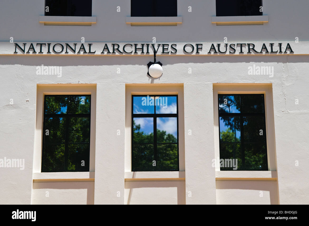 CANBERRA, Australien – das National Archives of Australia in Canberra ist eine wichtige Institution, die die historischen Aufzeichnungen und Regierungsdokumente des Landes bewahrt. Das im Herzen der Hauptstadt des Landes gelegene Gebäude bietet moderne Architektur und ist ein wichtiger Bestandteil des Archivs und kulturellen Erbes Australiens. Stockfoto