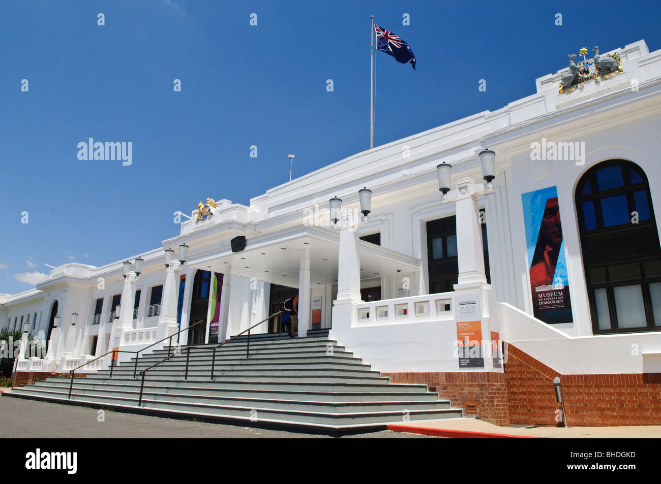 Old Parliament House Museum of Australian Democracy Canberra // CANBERRA, Australien — die Schritte des Old Parliament House in Canberra, ein bedeutender Ort in der australischen politischen Geschichte, waren Zeuge zahlreicher Schlüsselereignisse, darunter die berühmte Rede des ehemaligen Premierministers Gough Whitlam nach der Entlassung seiner Regierung im Jahr 1975. Dieses historische Gebäude diente von 1927 bis 1988 als Sitz des australischen Parlaments und spielte eine zentrale Rolle bei der politischen, wirtschaftlichen und sozialen Entwicklung des Landes. Heute beherbergt es das Museum of Australian Democracy, das sein Vermächtnis als Sym bewahrt Stockfoto