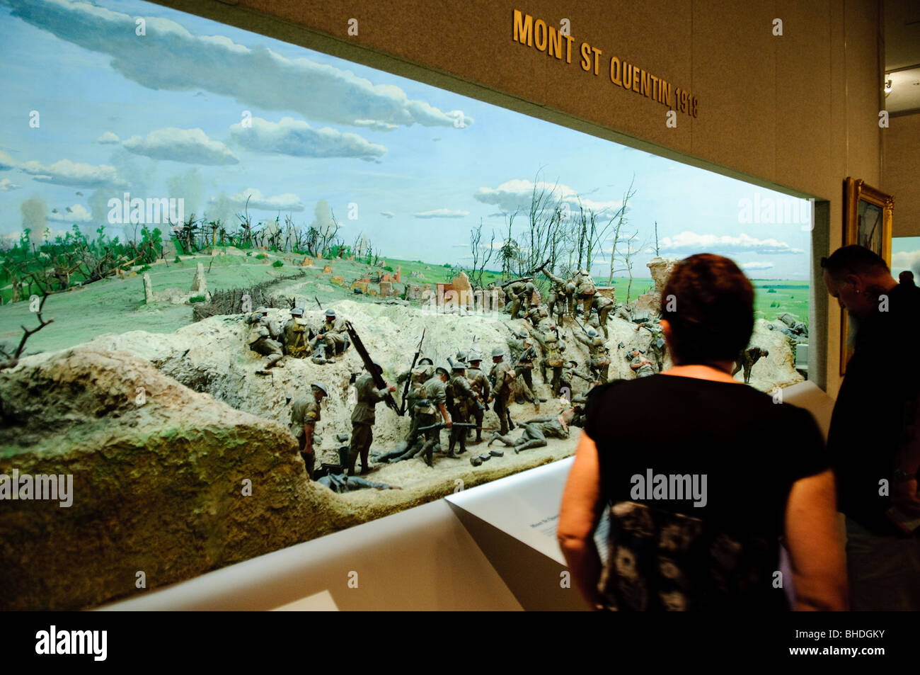 Australian war Memorial Diorama Canberra Australien | CANBERRA, Australien – Besucher studieren ein Diorama der Schlacht von Mont St Quentin im Jahr 1918 am Australian war Memorial. Offizielle Kriegskünstler bauten diese Modelle in den 1920er-Jahren, um Aufträge zu dokumentieren, die die Kamera nicht aufnehmen konnte. Die Szene zeigt, wie das australische Korps während der Hunderttage-Offensive eine befestigte deutsche Position auf der Somme stürmt. Stockfoto