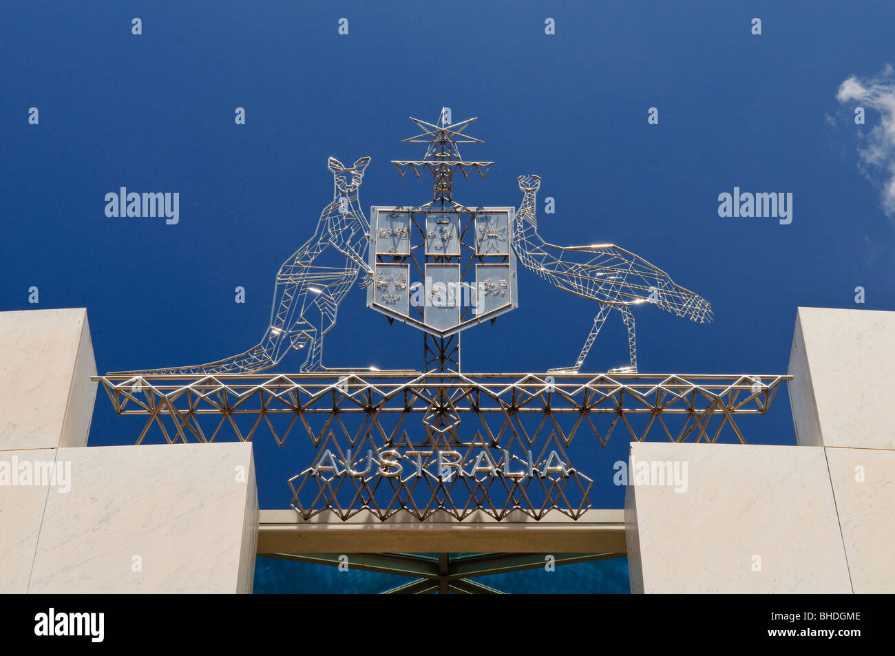 CANBERRA, Australien - Die australischen Wappen auf Parlament, Canberra. Das Emblem verfügt über ein Känguru und ein Emu und ein Schild. Das Parlament ist der Treffpunkt des Parlaments von Australien. Es ist in Canberra, der Hauptstadt Australiens. Es wurde am 9. Mai 1988 von Königin Elisabeth II., Königin von Australien.[1] Seine für den Bau wurden über $ 1,1 Mrd. eröffnet. Zum Zeitpunkt der Konstruktion Es war das teuerste Gebäude in der südlichen Hemisphäre. Vor 1988, das Parlament von Australien met in der vorläufigen Parlament, das jetzt als "alten Parlament Ho bekannt Stockfoto