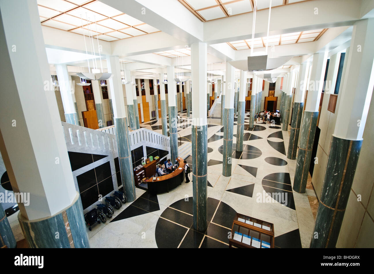 CANBERRA Australia // CANBERRA, Australien – das Hauptfoyer des australischen Parlamentsgebäudes, Sitz der Bundesregierung und Sitz des australischen Parlaments. Das 1988 offiziell eröffnete Gebäude wurde von Mitchell/Giurgola & Thorp Architects entworfen und wurde in Capital Hill gebaut. Das zentrale Foyer dient als primärer Eingangsbereich für Besucher und Würdenträger, die das Repräsentantenhaus und die Senatskammern betreten. Das Parlament ersetzte das Provisorische Parlamentsgebäude (heute als Old Parliament House bekannt) und gilt als eines der größten australischen Stockfoto