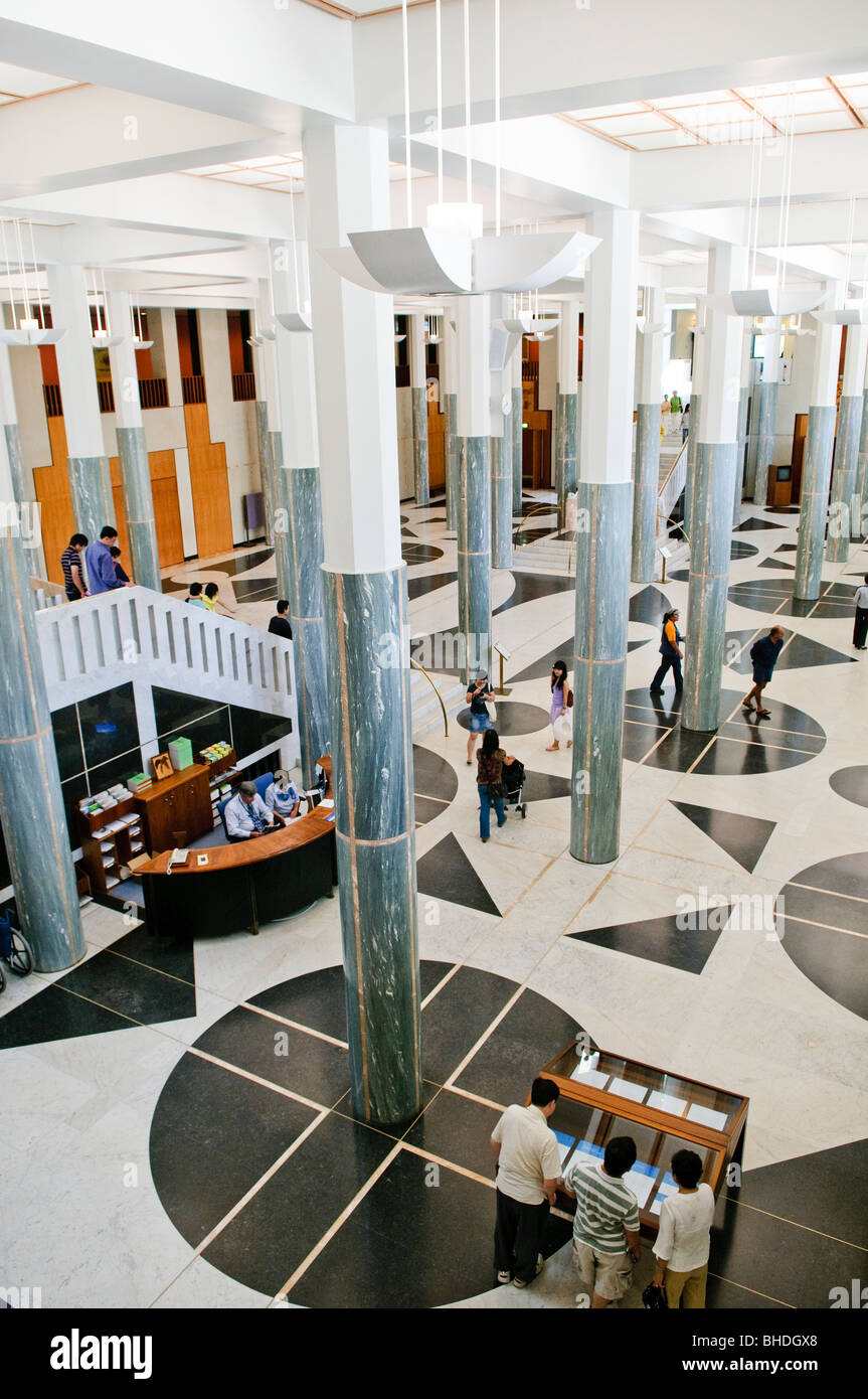 CANBERRA, Australien - Haupteingang zum Parliament House in Canberra, Australien, mit Mustern der Australischen Marmor und Granit. Stockfoto