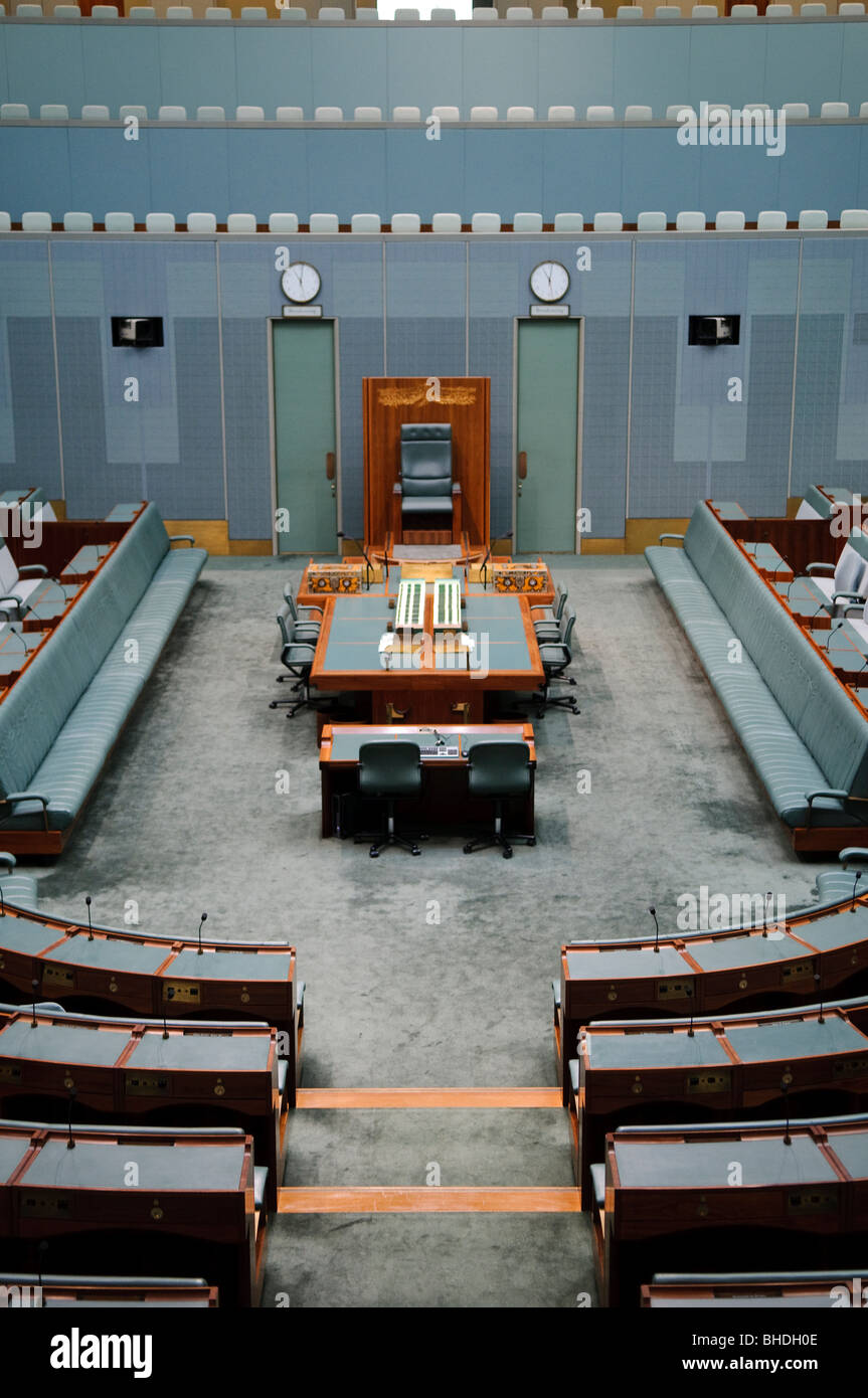 CANBERRA, Australien - In einer Reflexion der Farbgebung des britischen Unterhauses, das Repräsentantenhaus ist in Grün gehalten. Allerdings ist die Farbe stummgeschaltet ist die Farbe von eukalyptusblättern vorschlagen. Das Parlament ist der Treffpunkt des Parlaments von Australien. Es ist in Canberra, der Hauptstadt Australiens. Es wurde am 9. Mai 1988 von Königin Elisabeth II., Königin von Australien.[1] Seine für den Bau wurden über $ 1,1 Mrd. eröffnet. Zum Zeitpunkt der Konstruktion Es war das teuerste Gebäude in der südlichen Hemisphäre. Vor 1988, das Parlament von Australien met Stockfoto