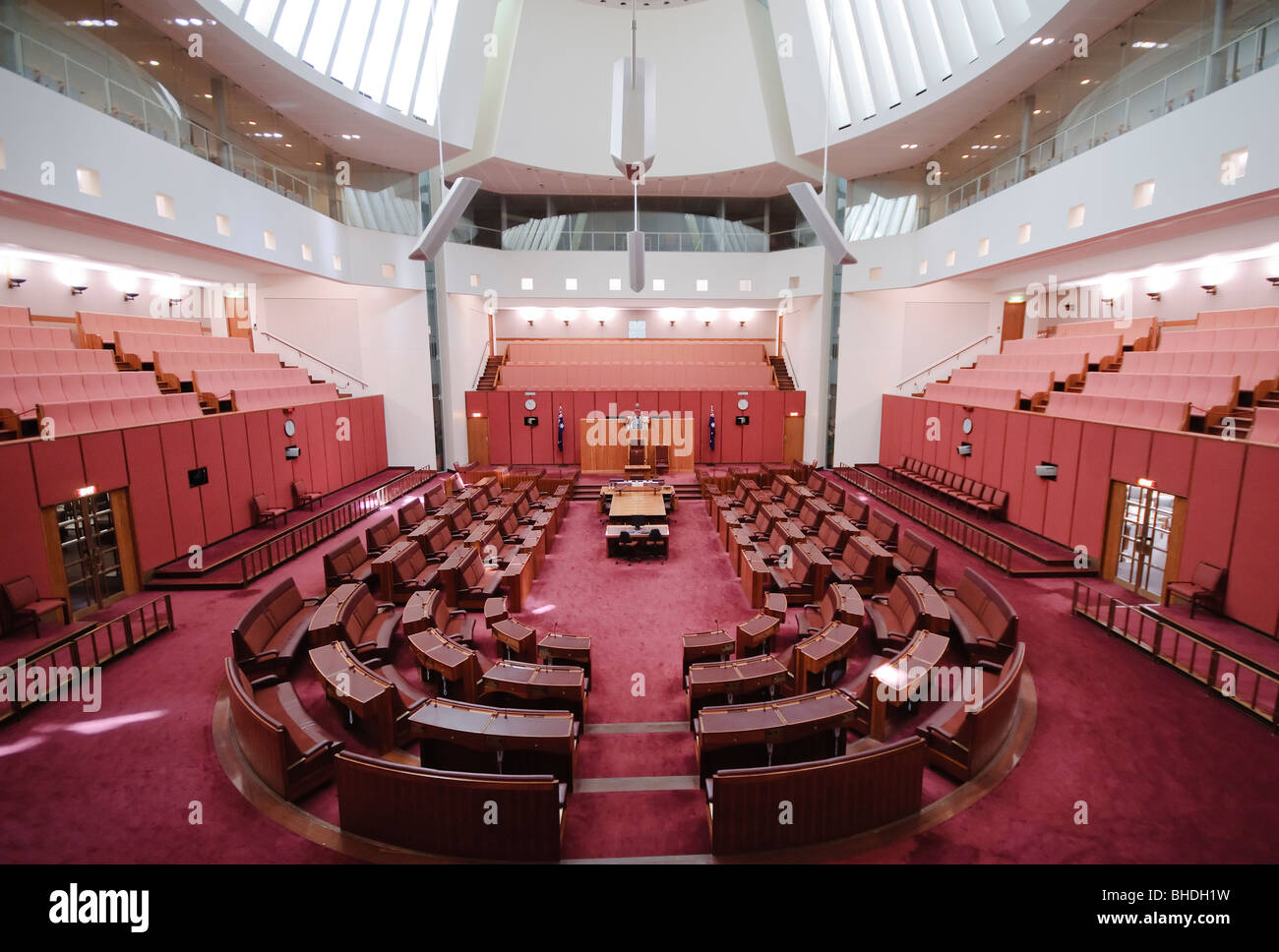CANBERRA, Australien - Der Senat Gebäudes folgt das Farbschema des House of Lords, in Rot gehalten, dieses mal zu Schattierungen von Ocker stumm geschaltet, was auf die Erde und die Farben des Outback. Das Parlament ist der Treffpunkt des Parlaments von Australien. Es ist in Canberra, der Hauptstadt Australiens. Es wurde am 9. Mai 1988 von Königin Elisabeth II., Königin von Australien.[1] Seine für den Bau wurden über $ 1,1 Mrd. eröffnet. Zum Zeitpunkt der Konstruktion Es war das teuerste Gebäude in der südlichen Hemisphäre. Vor 1988, das Parlament von Australien met in der Vorläufigen Stockfoto