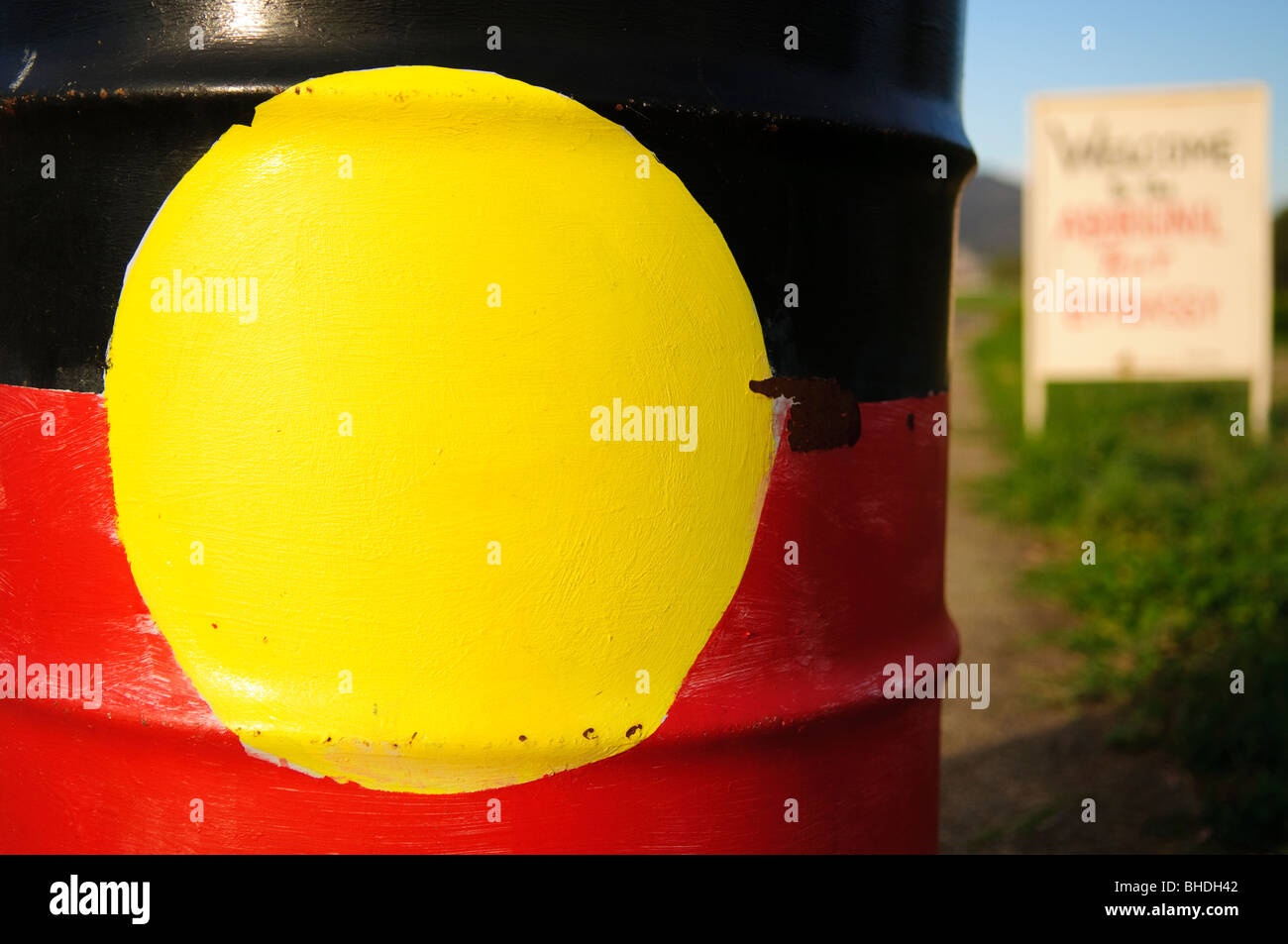 CANBERRA Australia // CANBERRA, Australien – die australische Flagge der Aborigines wurde an der Seite einer 44-Liter-Trommel in der Aborigines-Zelt-Botschaft im Old Parliament House in Canberra gemalt. Die Aboriginal Tent Embassy ist eine kontroverse, halbständige Versammlung, die behauptet, die politischen Rechte der australischen Aborigines zu vertreten. Es besteht aus einer großen Gruppe von Aktivisten, Schildern und Zelten, die auf dem Rasen des Old Parliament House in Canberra, der australischen Hauptstadt, wohnen. Stockfoto