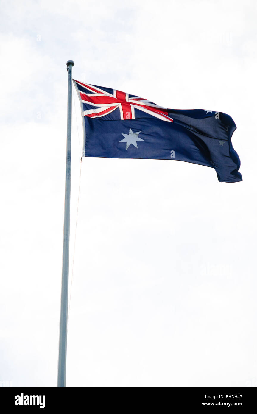 Australische Flagge Canberra Australien // CANBERRA, Australien — die australische Flagge mit dem Union Jack, dem Commonwealth Star und dem Southern Cross-Sternbild ist ein Symbol für nationalen Stolz und Identität. Die Flagge wurde 1901 erstmals geflogen und repräsentiert Australiens Geschichte und Erbe. Es wird in Regierungsgebäuden, öffentlichen Veranstaltungen und nationalen Feiern deutlich gezeigt. Stockfoto