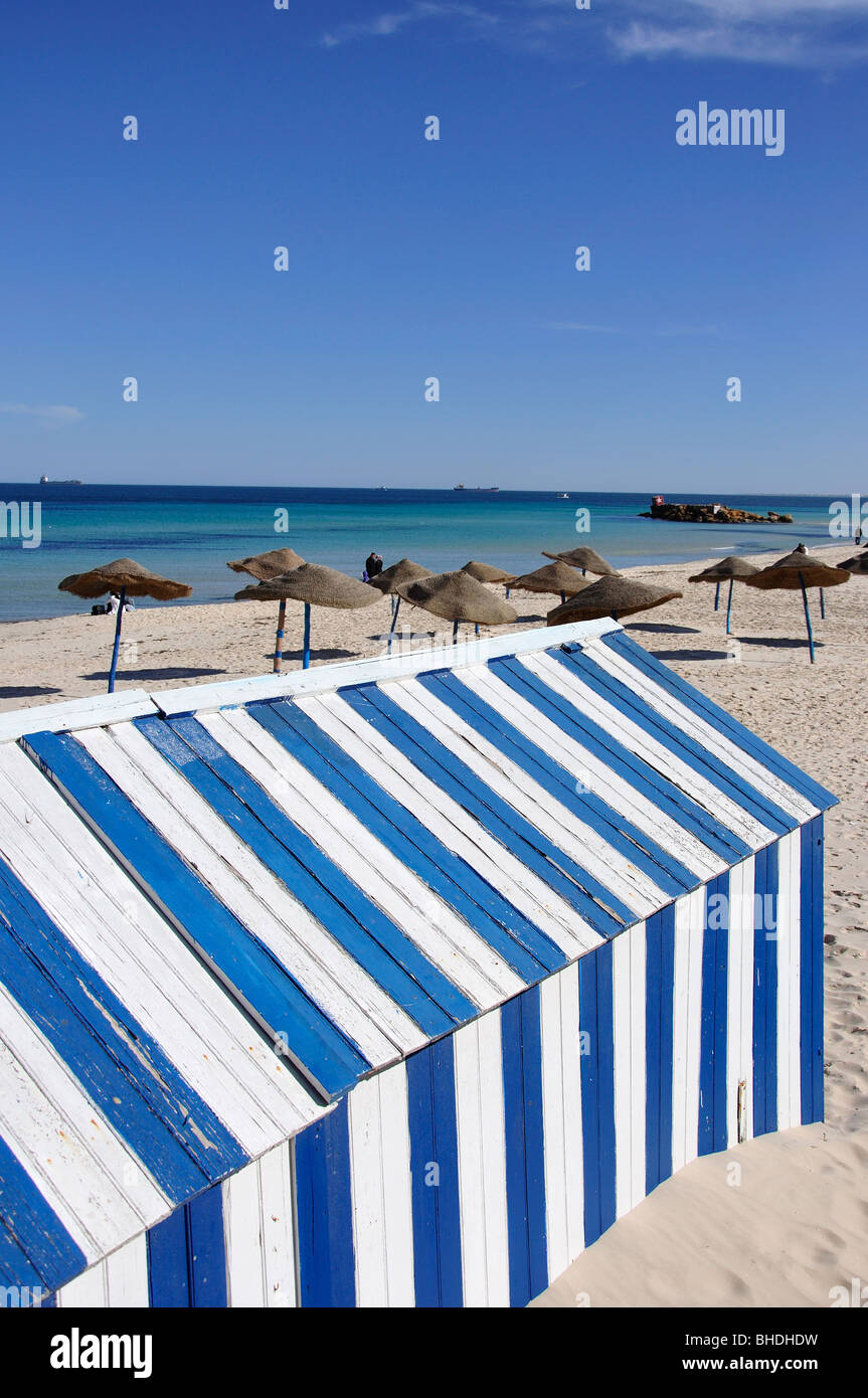 Bunte Strandhütte am Strand von Sousse, Sousse, Gouvernorat Sousse, Tunesien Stockfoto