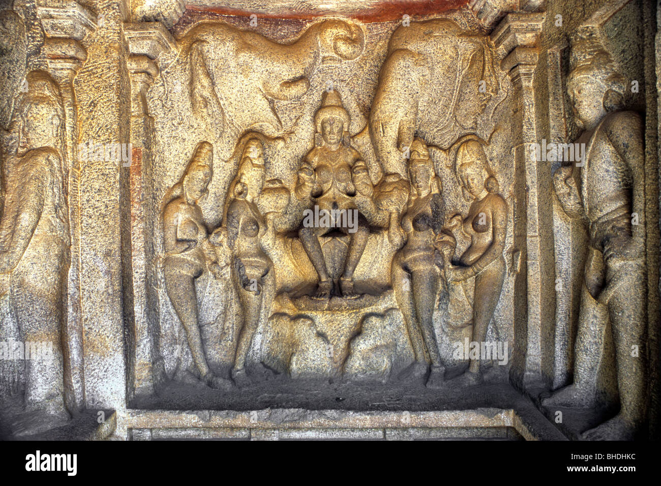Gaja-Lakshmi auf Lotus sitzend und durch Elefanten gebadet und von Nymphen in Varaha Höhle in Mahabalipuram, Tamil Nadu besucht. Stockfoto