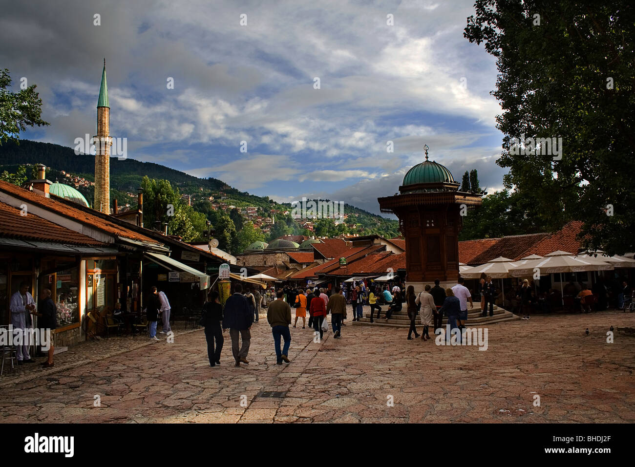 Sarajevo, Bosnien Balcan, balkan, Stadt, regnerisch, Tag. tagsüber, Leben, Markt, Bazar, Souk, Souk, Suq, Moschee, Minarett Stockfoto