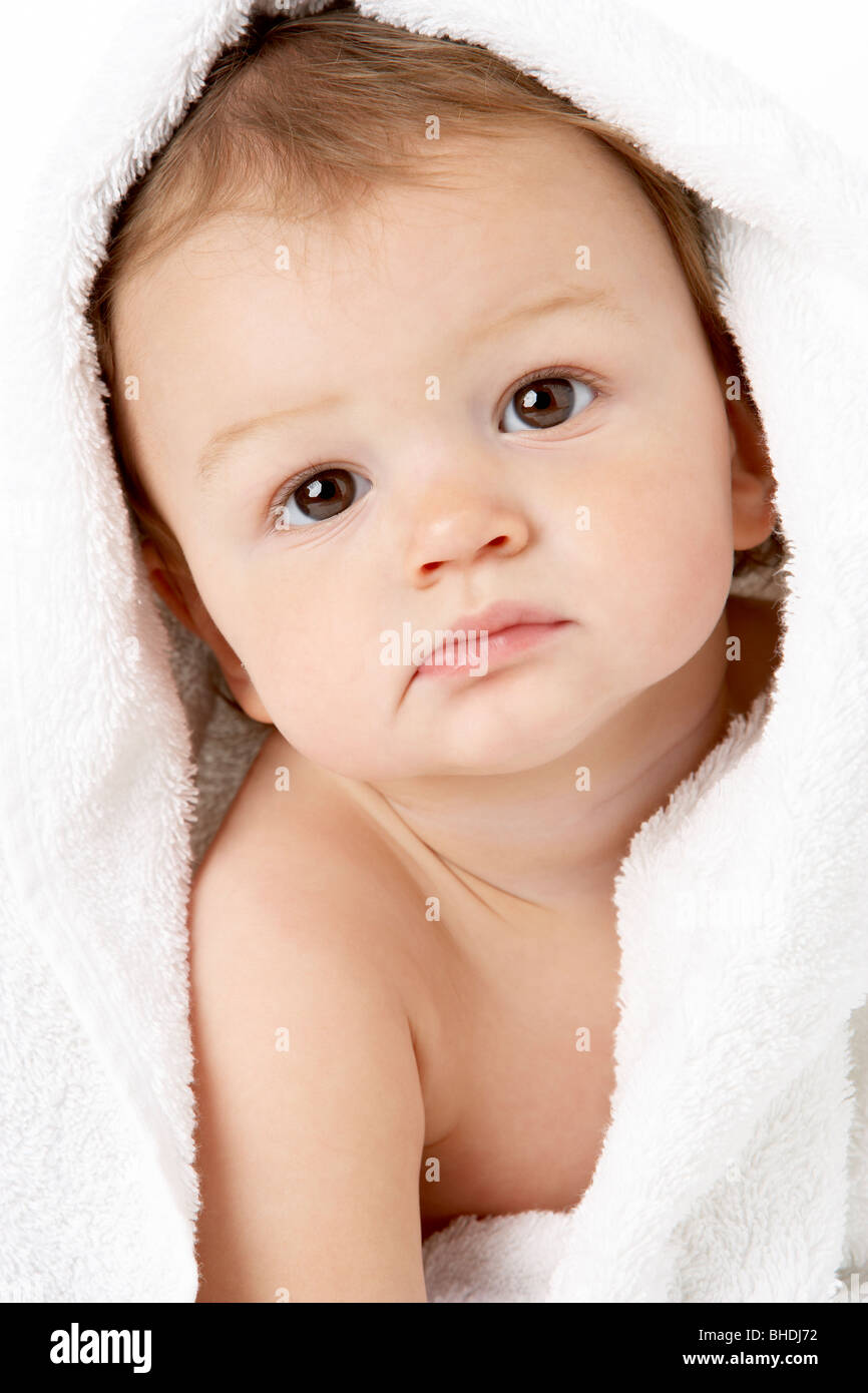 Studioportrait von Baby Boy In Handtuch gewickelt Stockfoto