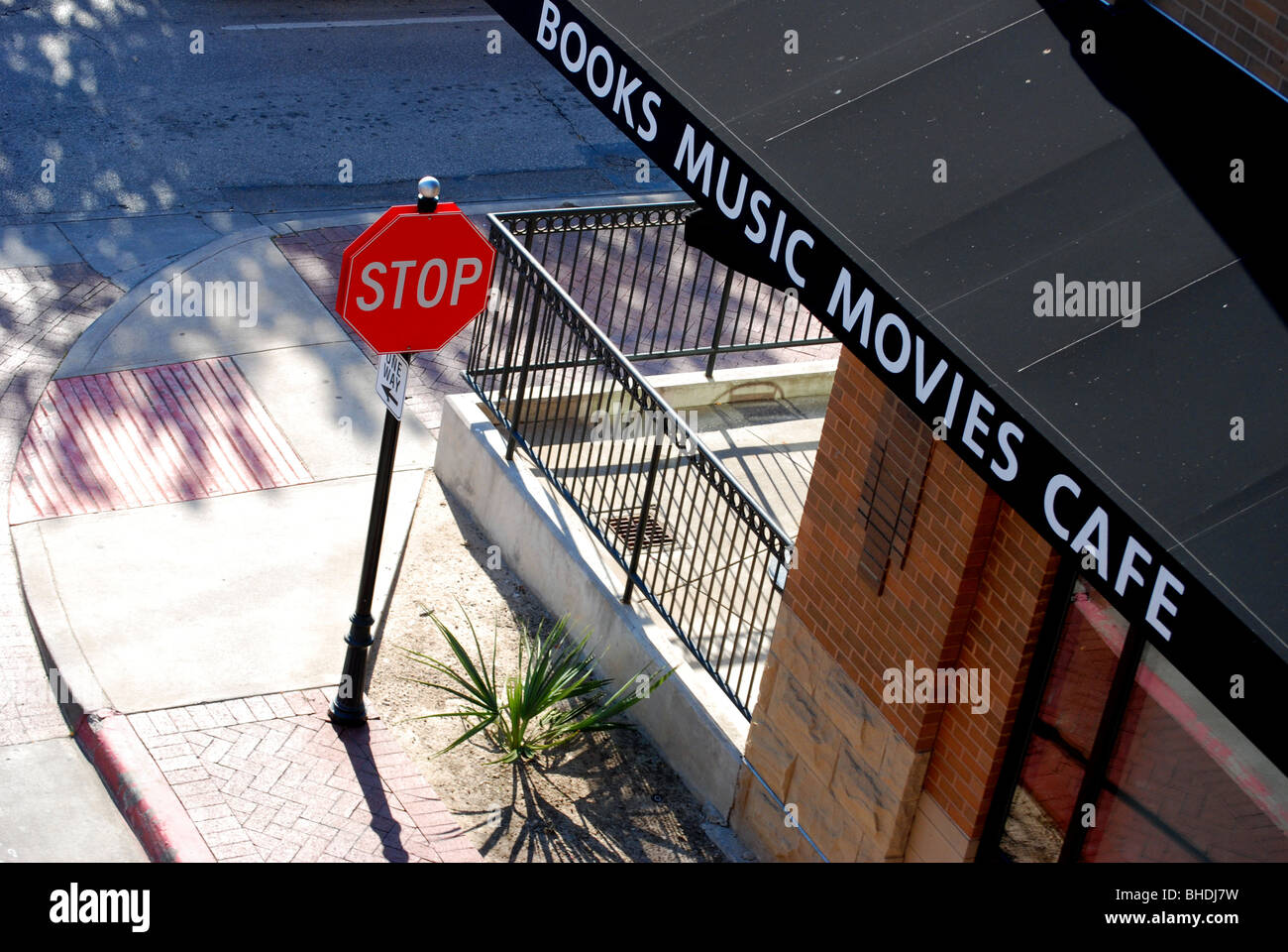 Stop-Schild neben einem Grenzen Book Store Stockfoto