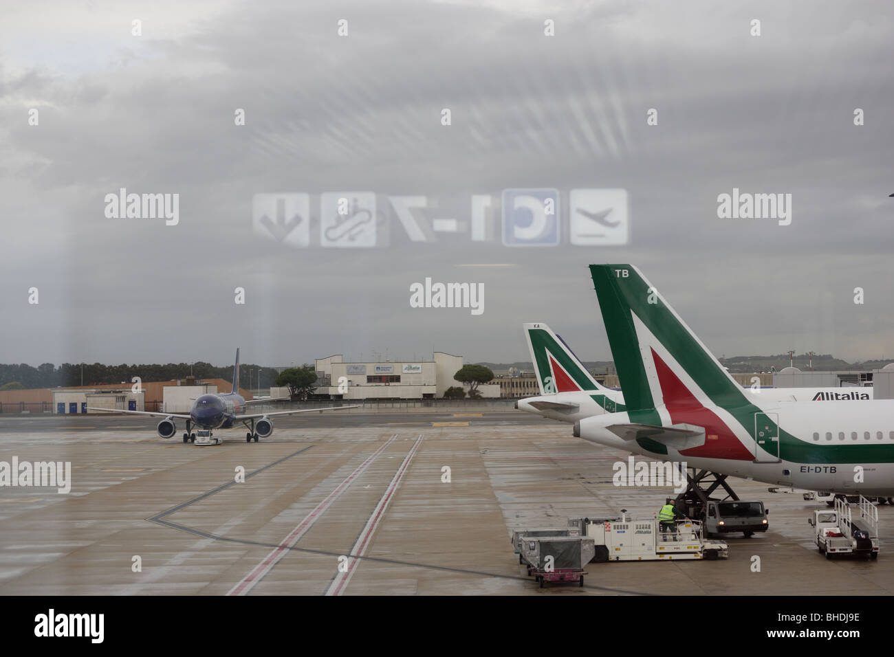 Blick auf Flugzeuge von innen Flughafengebäude mit Reflexionen auf Glas Stockfoto