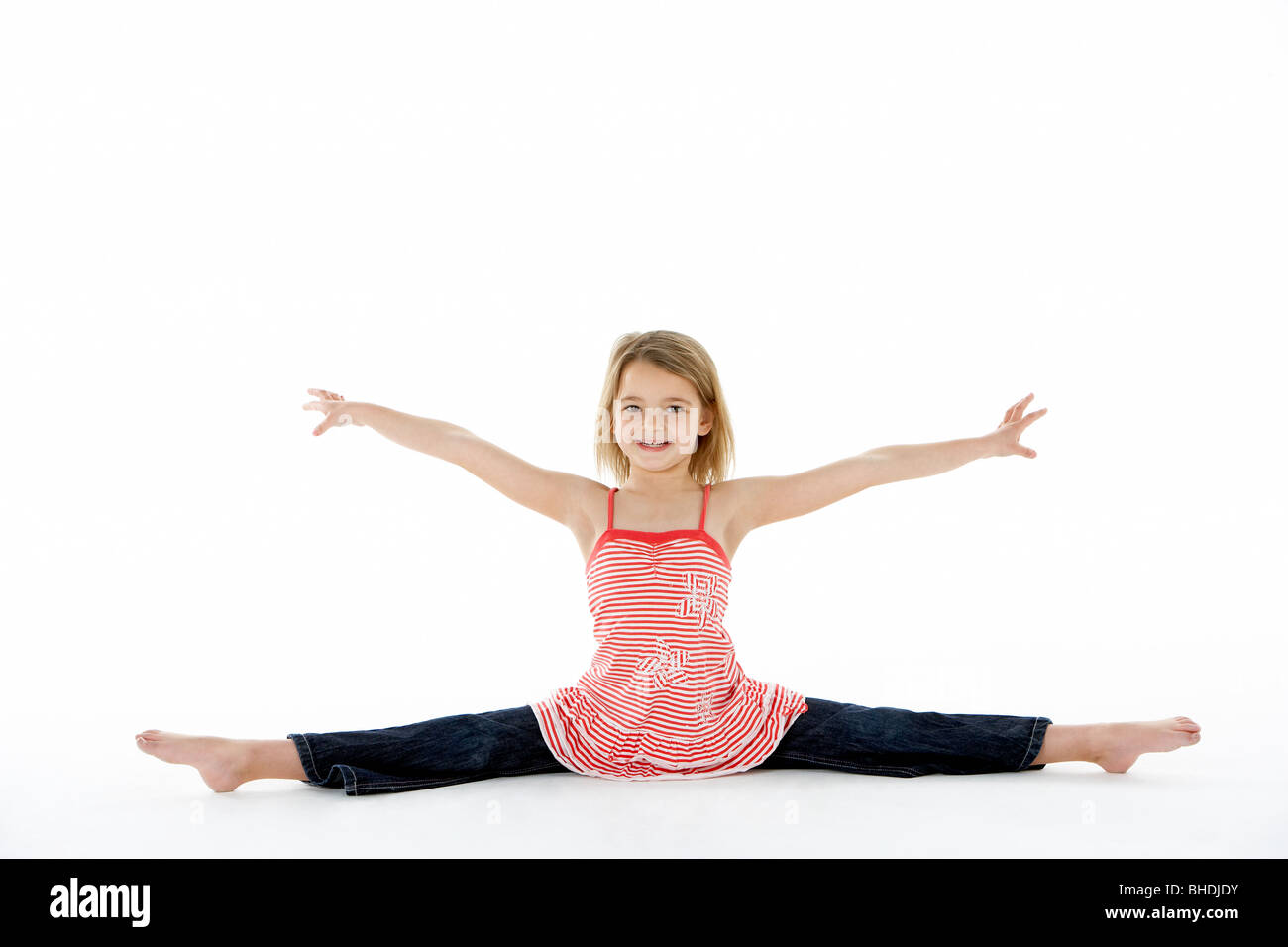 Junges Mädchen Gymnastik Pose dabei spaltet Stockfoto