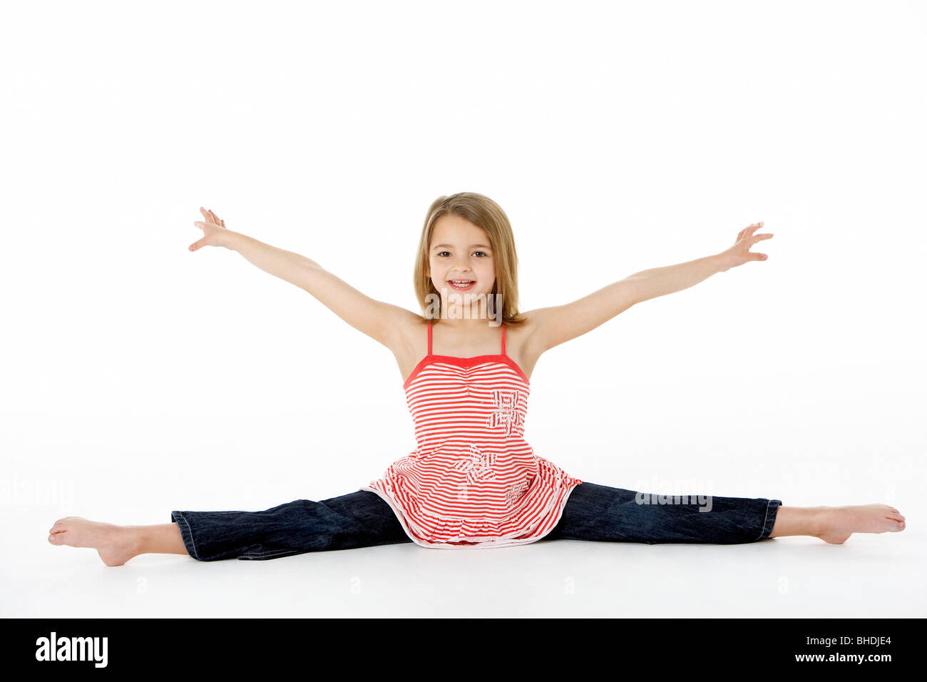 Junges Mädchen Gymnastik Pose dabei spaltet Stockfoto