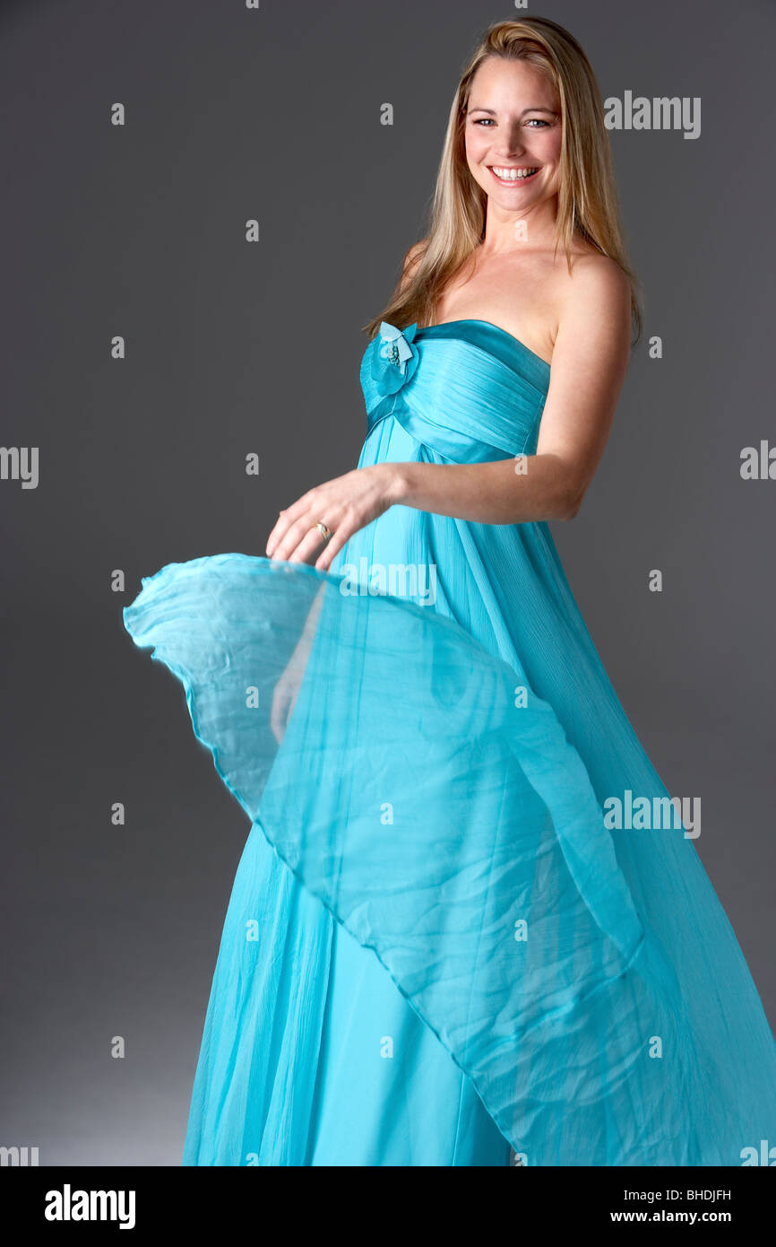 Voller Länge Studioaufnahme von junge Frau im blauen Abendkleid Stockfoto