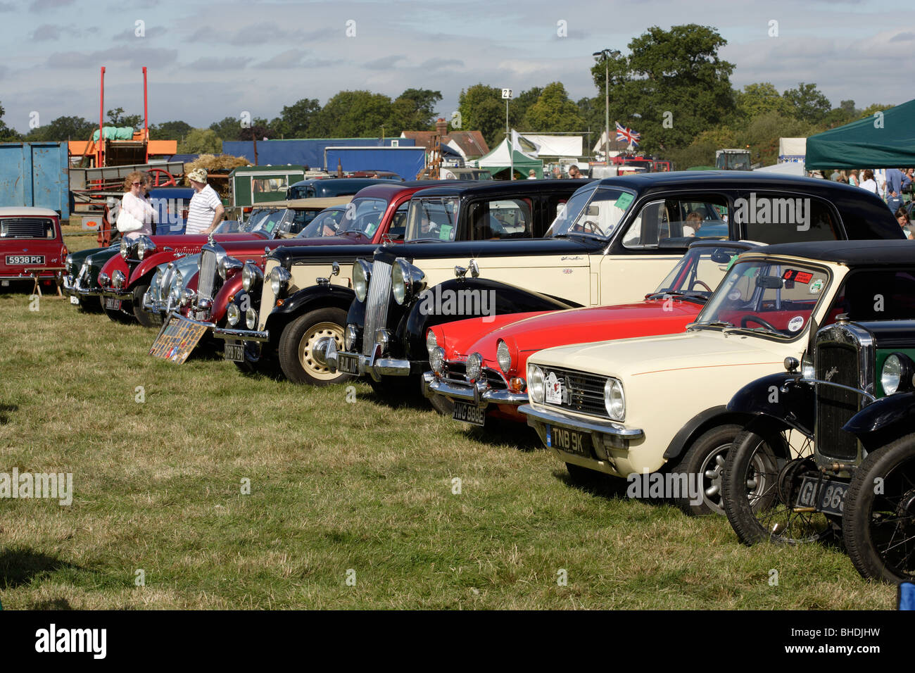 alte Autos auf dem Display auf Oxted und Edenbridge landwirtschaftliche Messe Stockfoto