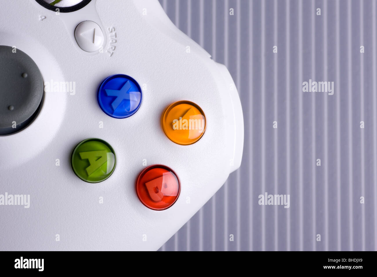 Xbox 360 Controller Haupt XYAB-Taste auf einem gestreiften Hintergrund Stockfoto