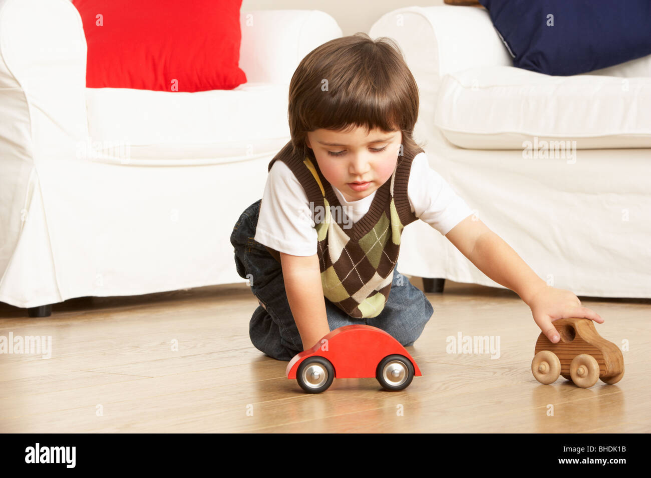 Kleiner Junge spielt mit Spielzeug-Autos zu Hause Stockfoto