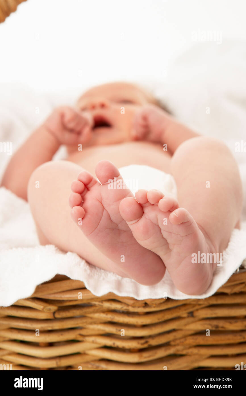 Nahaufnahme eines Babys Füße auf Handtuch Stockfoto