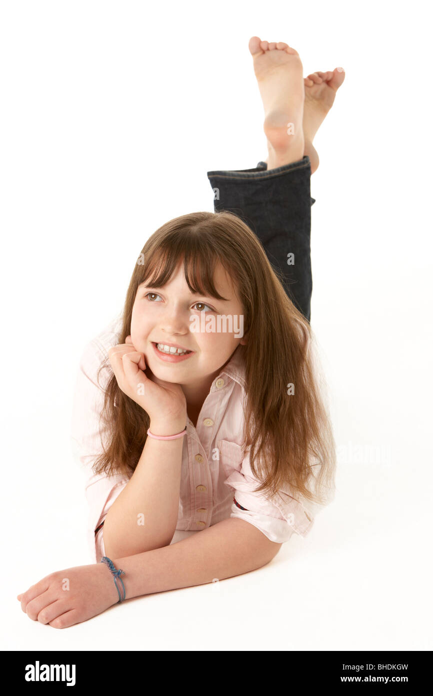 Mädchen liegt auf dem bauch Ausgeschnittene Stockfotos und -bilder - Alamy