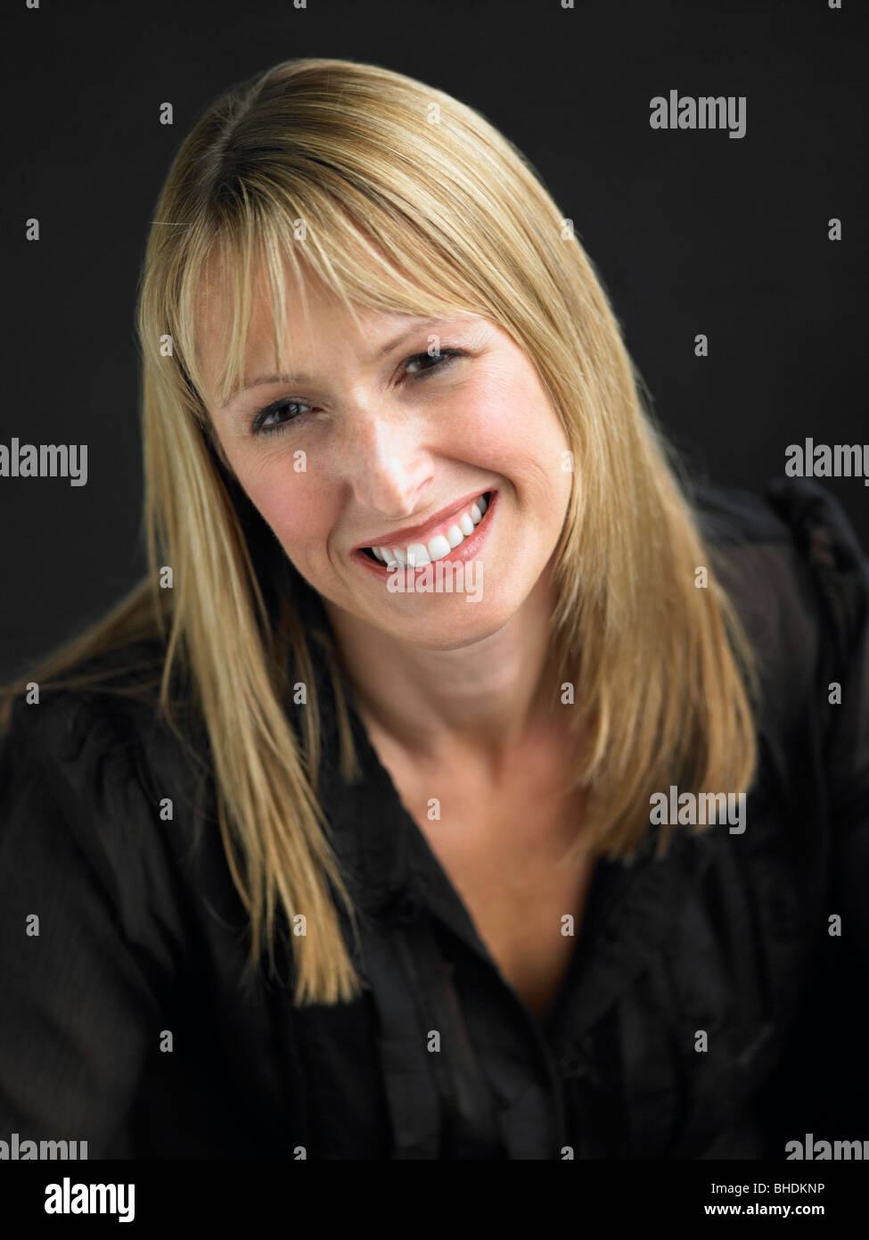 Studio-Porträt der jungen Frau vor schwarzem Hintergrund Stockfoto