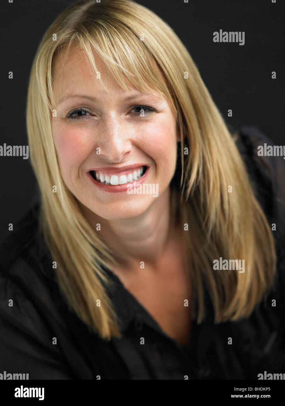 Studio-Porträt der jungen Frau vor schwarzem Hintergrund Stockfoto