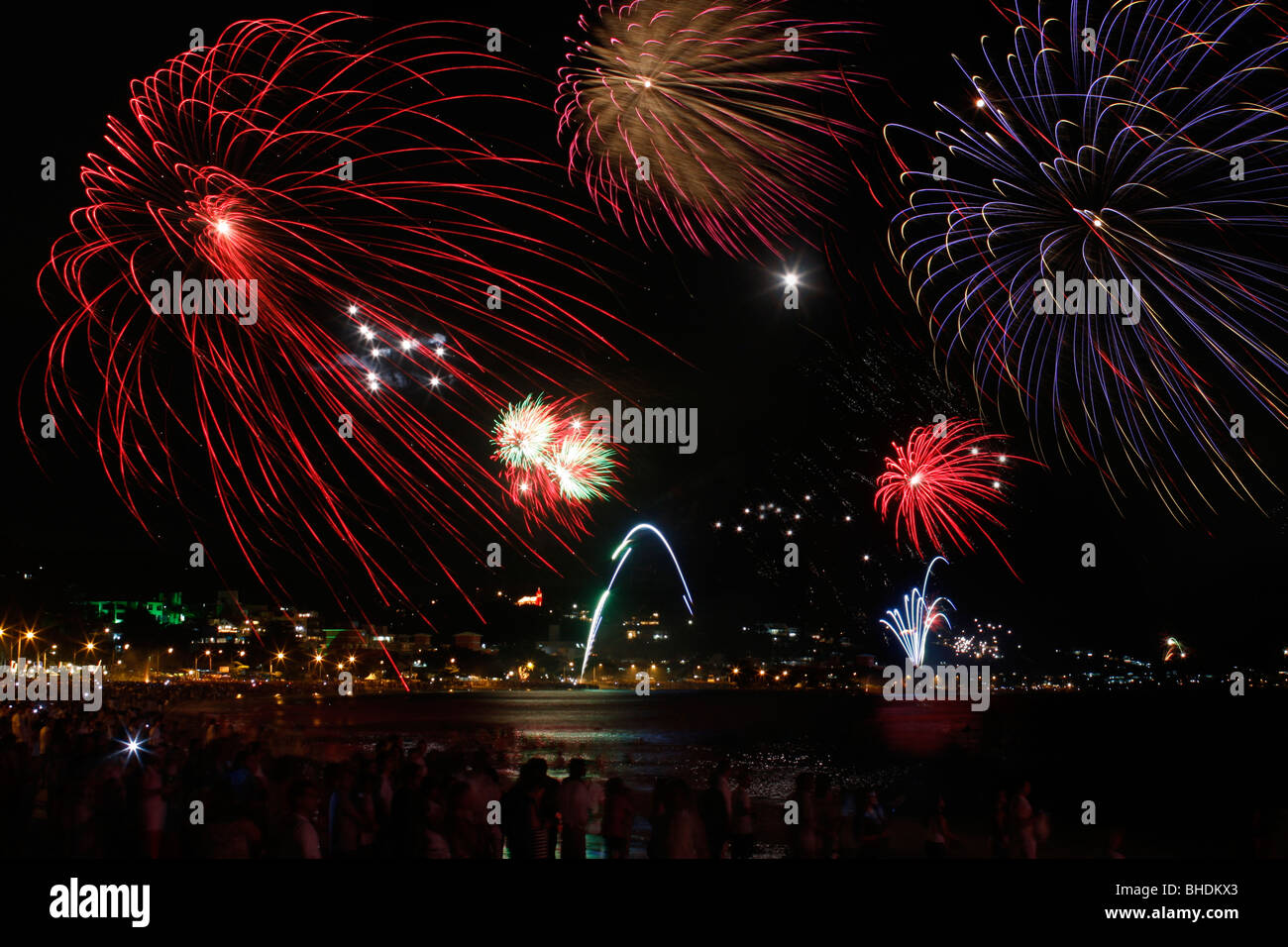 Feuerwerk feiern Neujahr auf den Strand von Bombinhas in Brasilien Stockfoto